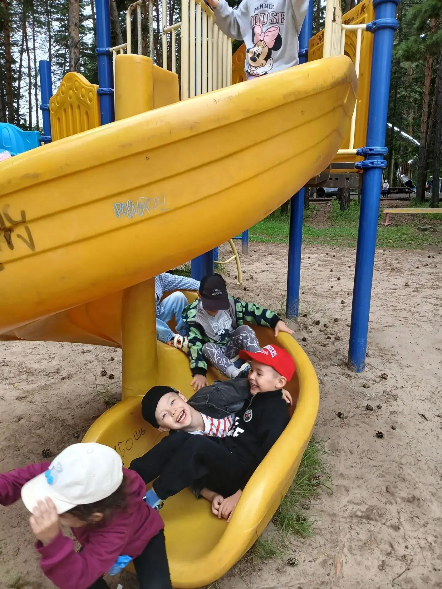 🌳 Прогулка в парке — это всегда море веселья! 🥳 Ребята с восторгом играли на детской ...