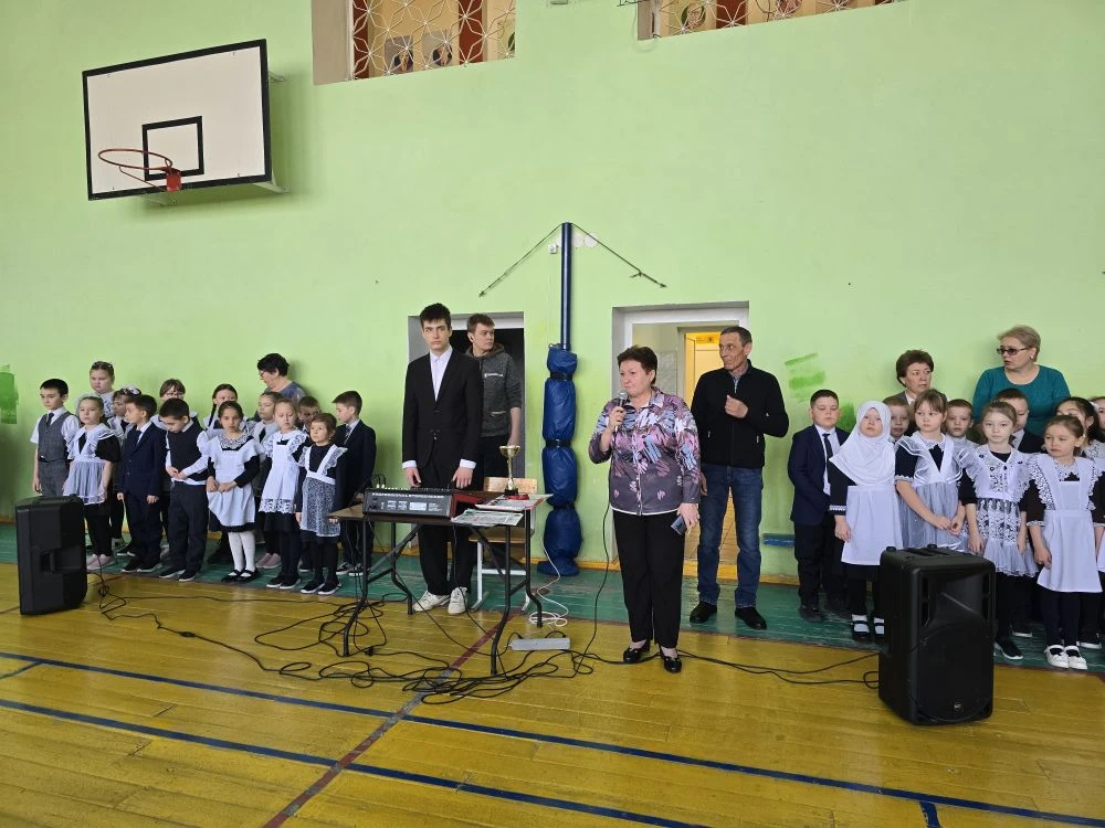 🇷🇺 Утро понедельника в Черемшанском лицее: флаги, гимны и заслуженные награды!