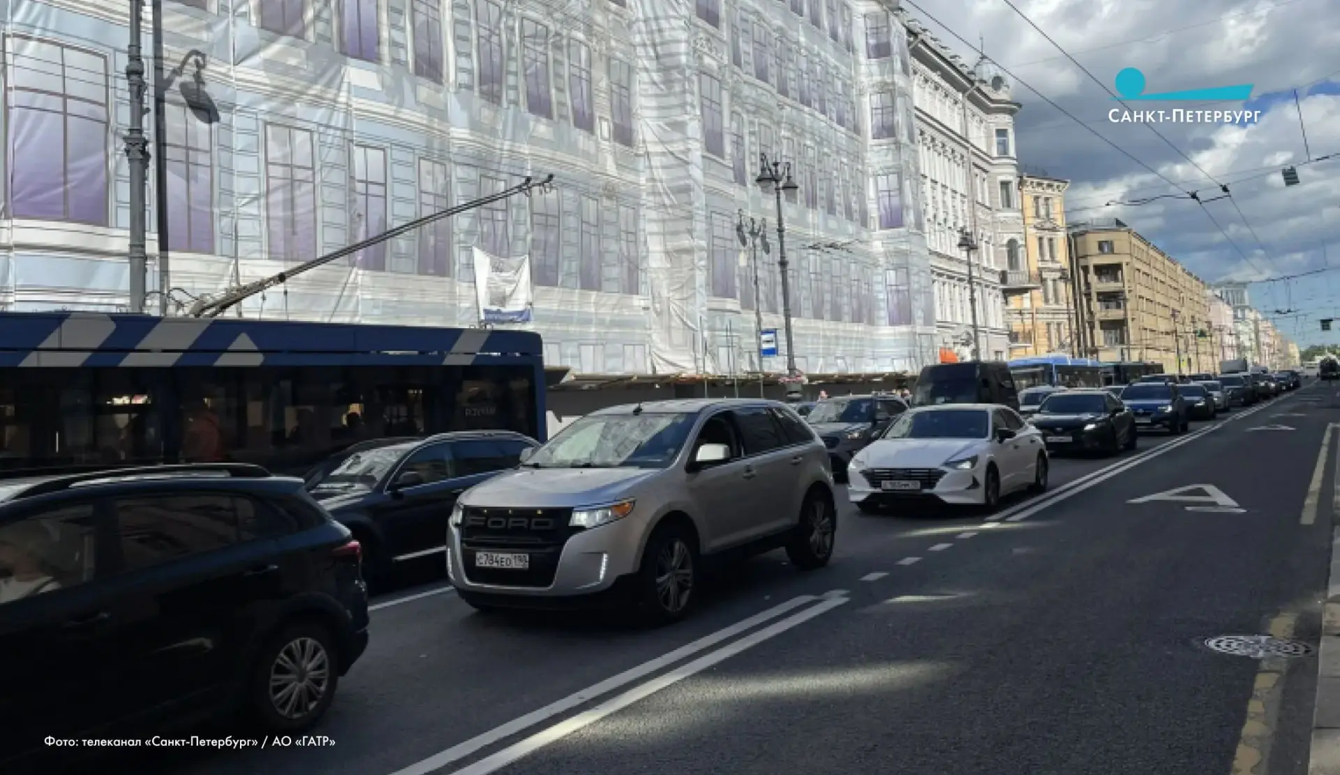 Исторический центр Санкт-Петербурга сегодня вечером оказался практически полностью пара...