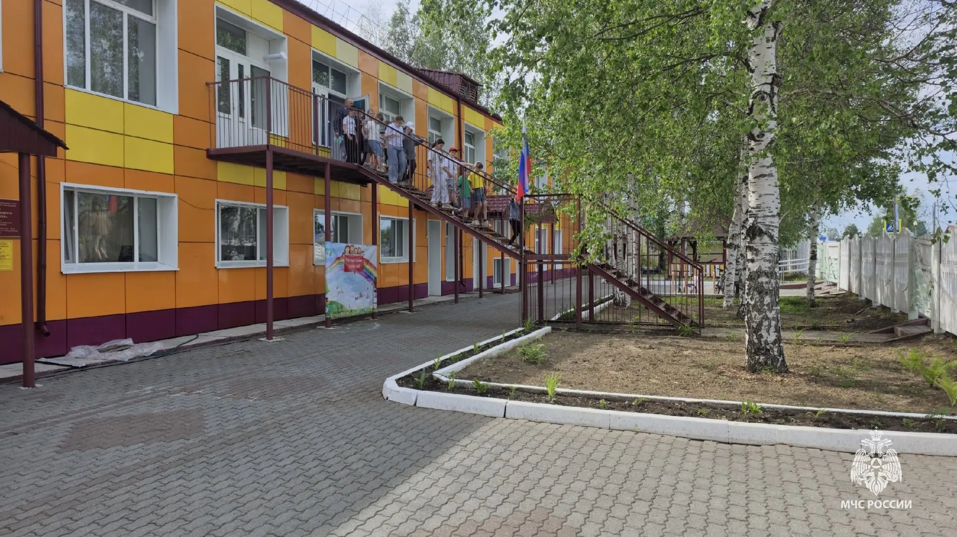 🟠 Детей научили правильно покидать здание при пожаре

В учебных заведениях Кондинского района были 