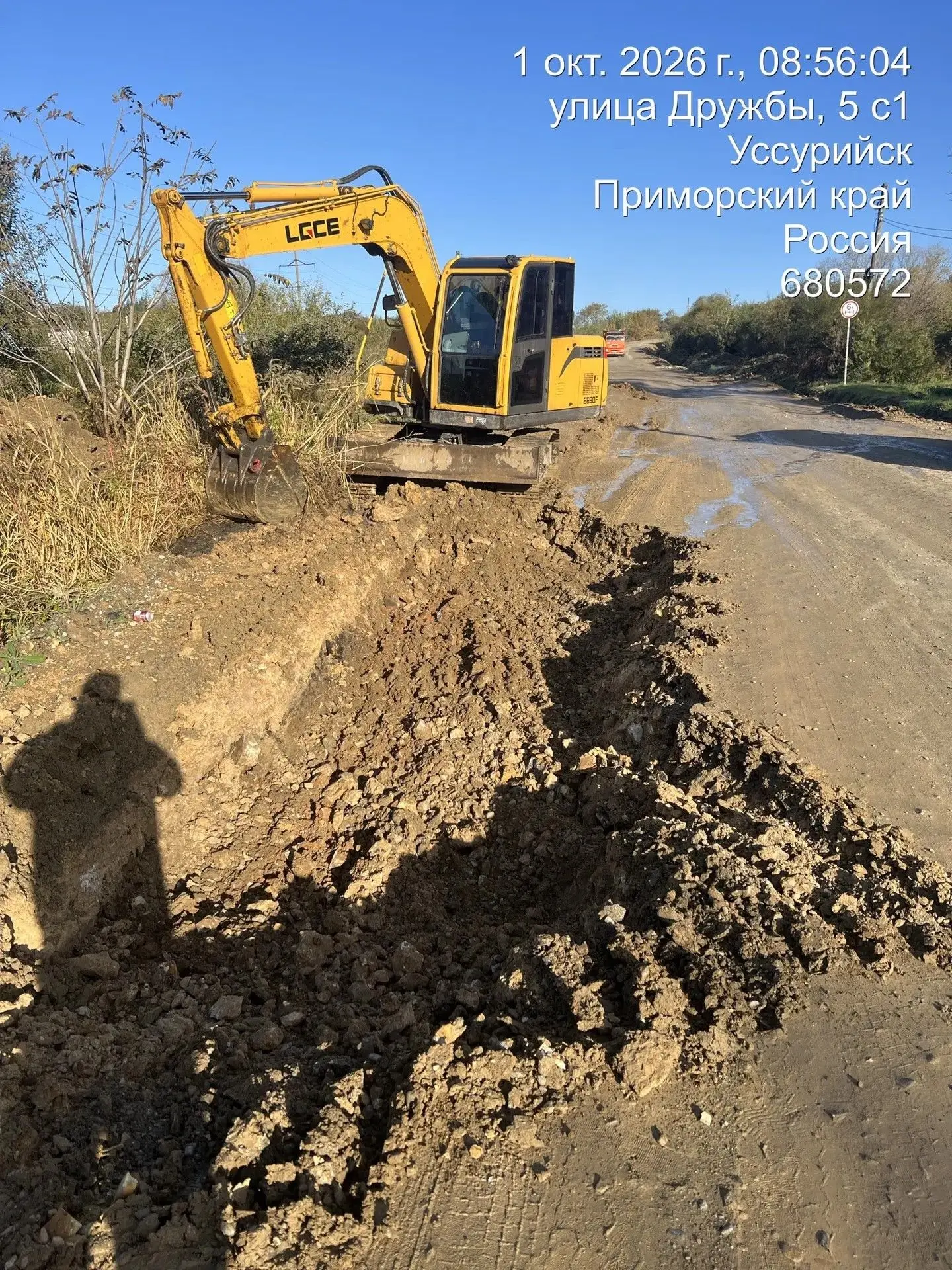 На дорогах Уссурийска продолжают устранять дефекты покрытия