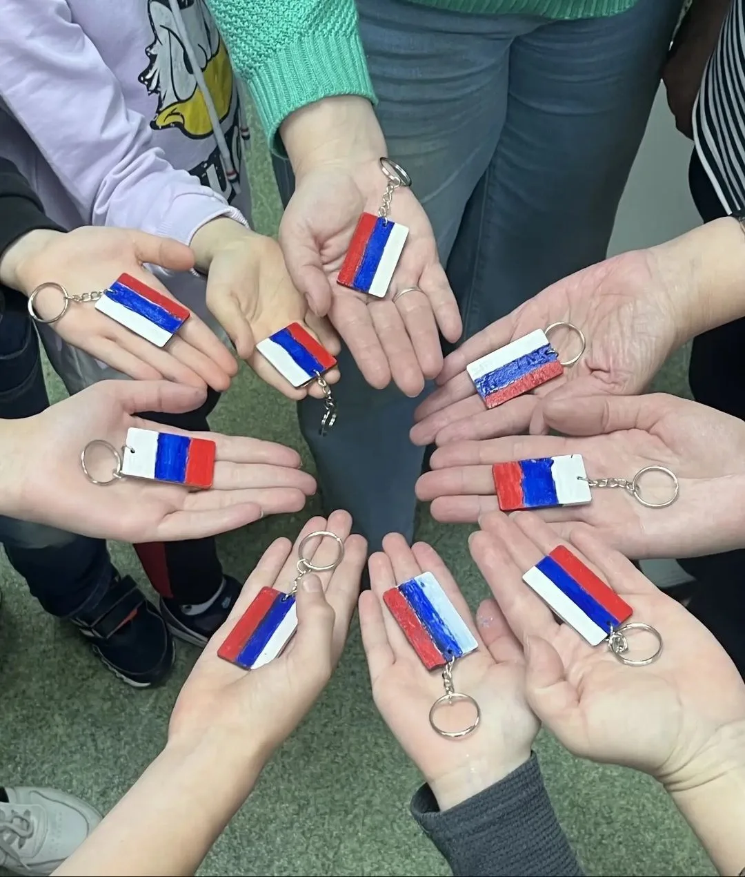 «Брелок для сердца: подарок к Дню России»
            12 июня — особенный и яркий праздник, объединя