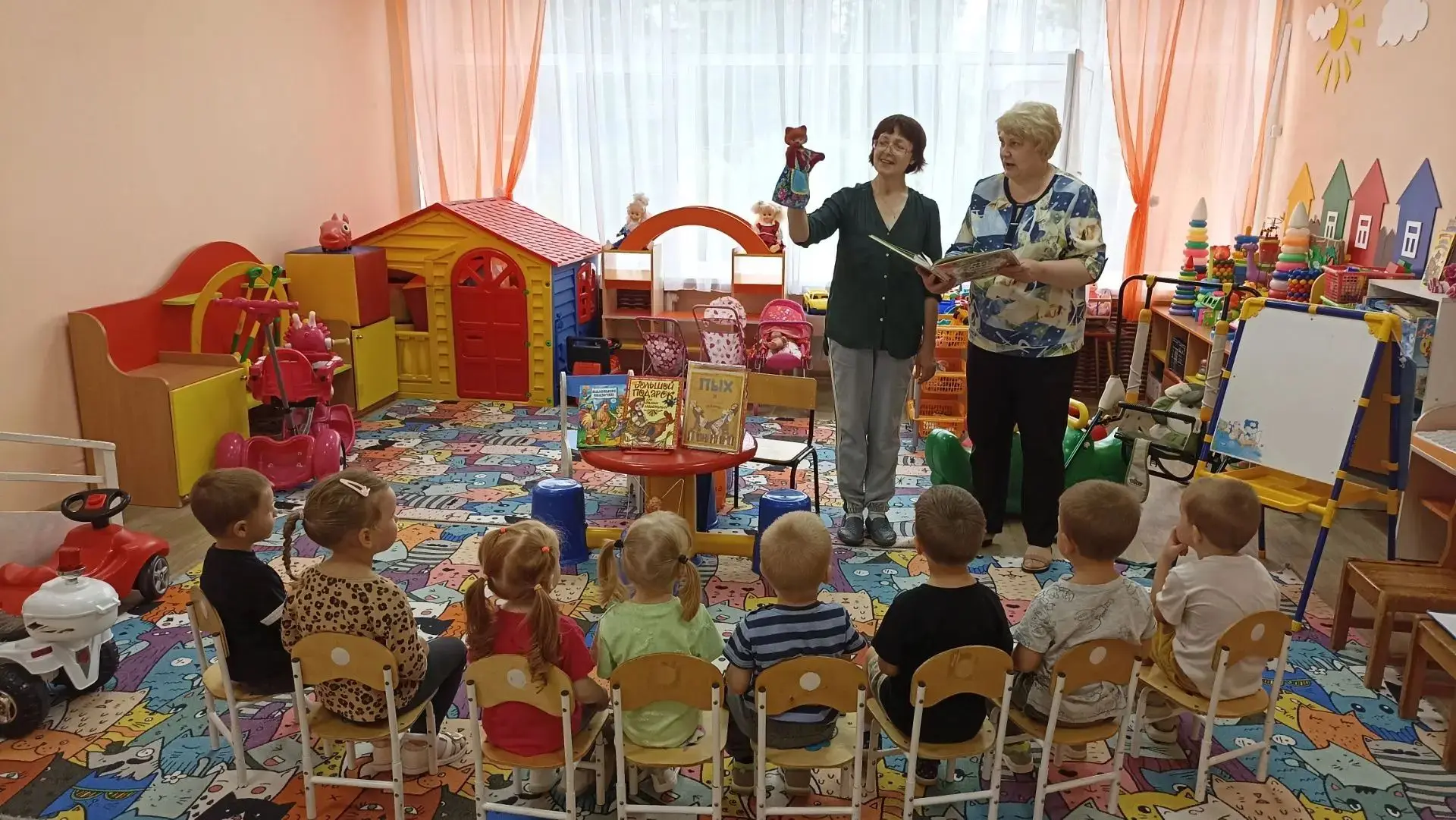 Сегодня к малышам первой младшей группы "Непоседы" пришли  в гости сотрудники библиотеки филиала №4 