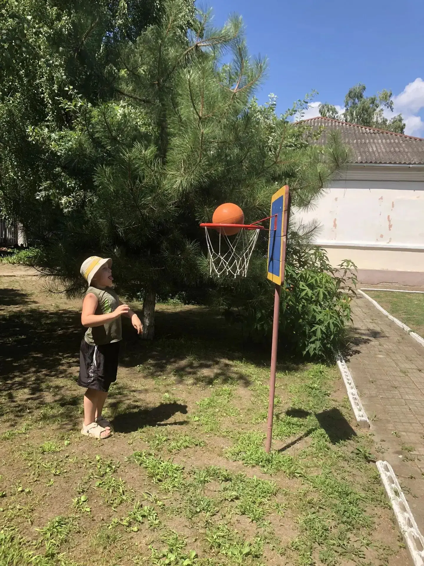 ⚽Летом на прогулке в детском саду спортивные игры — отличный способ дать детям активно двигаться, ра