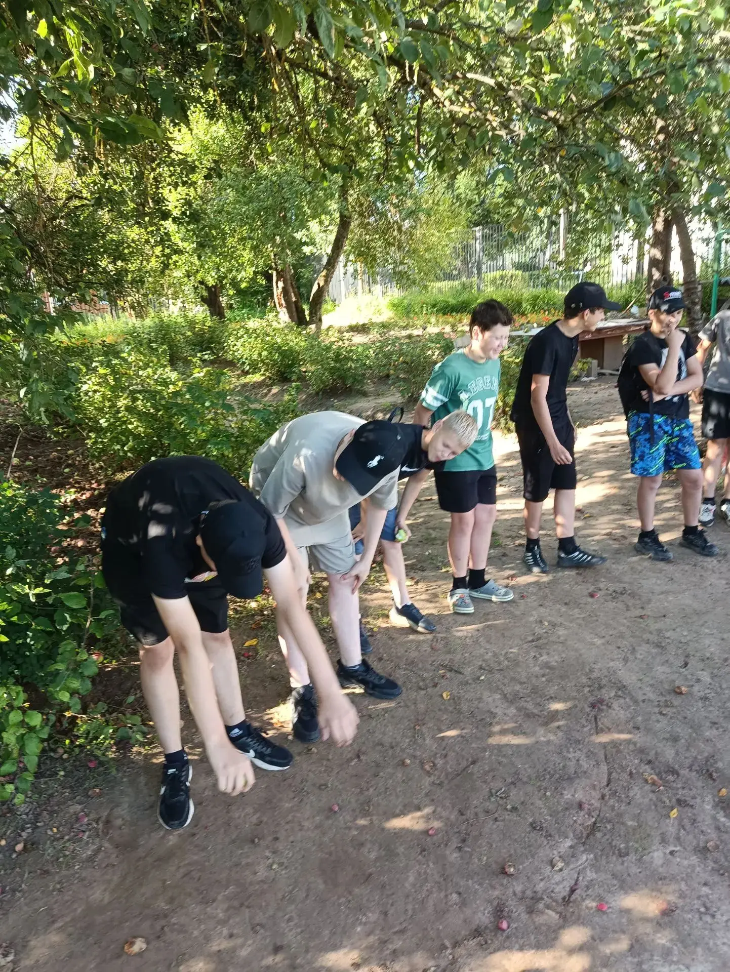 🌞На пришкольном участке продолжает вести работу лагерь трудовой деятельности "Солнышко".