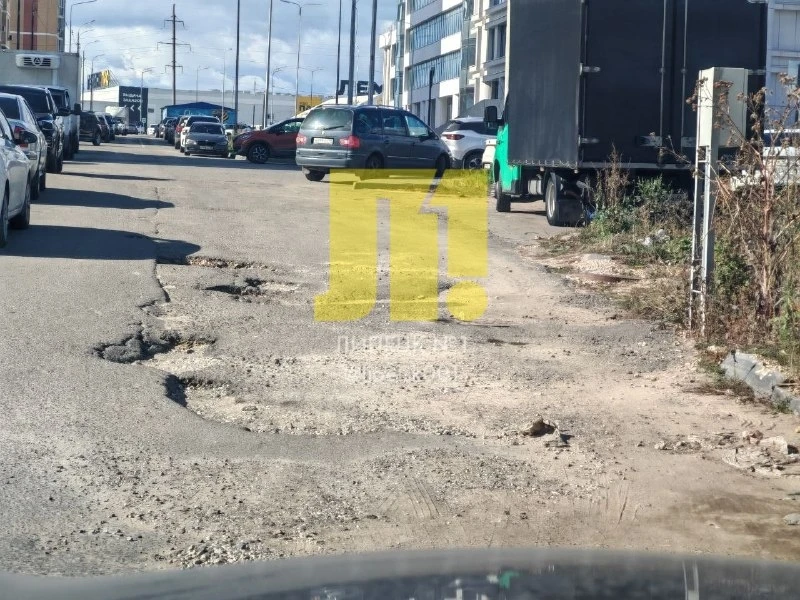 Жители дома на Осканова, 1 жалуются на состояние выезда со двора.