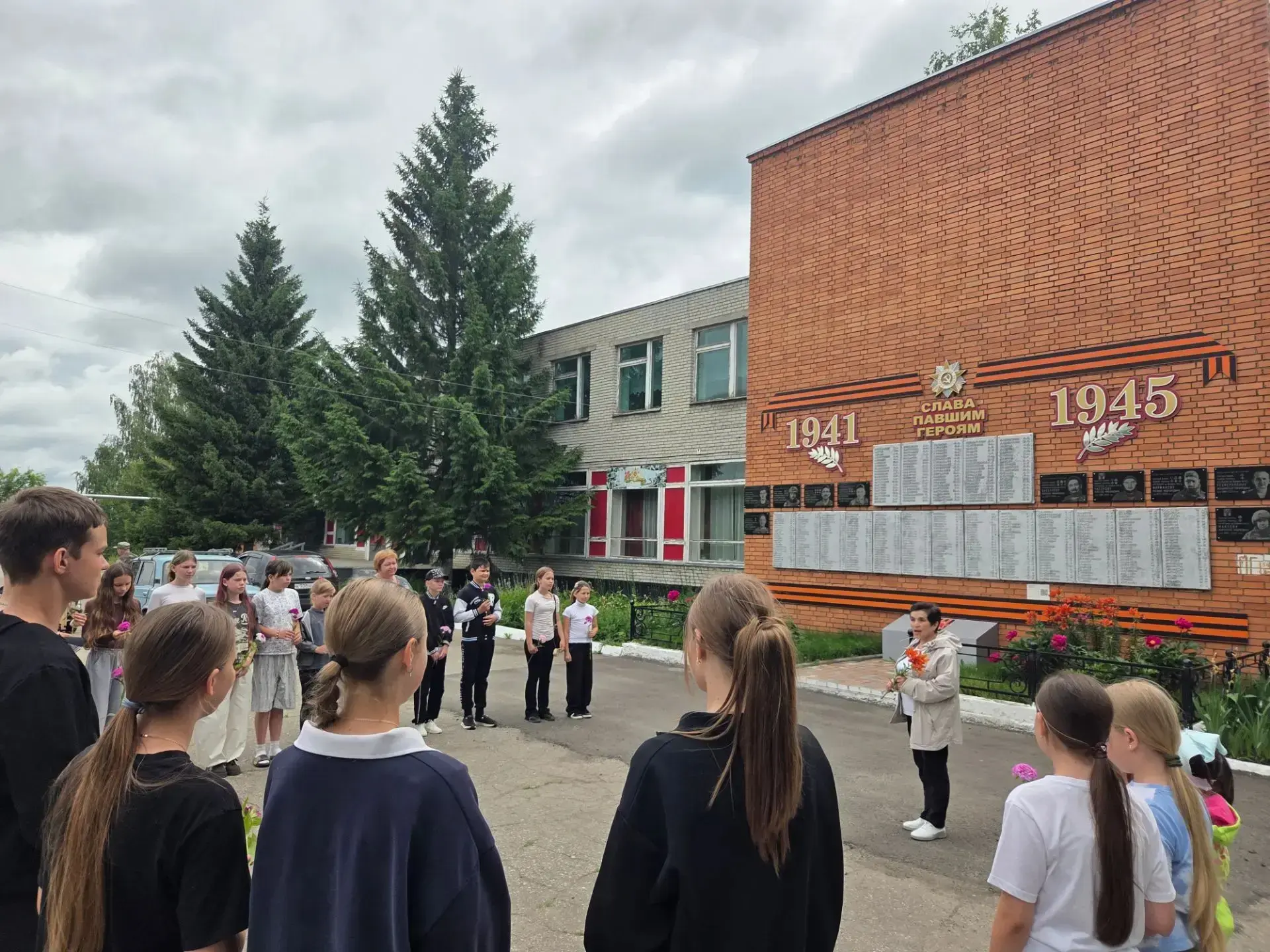 19 день в пришкольном лагере  дневного пребывания «Веселый улей».  День памяти и скорби.