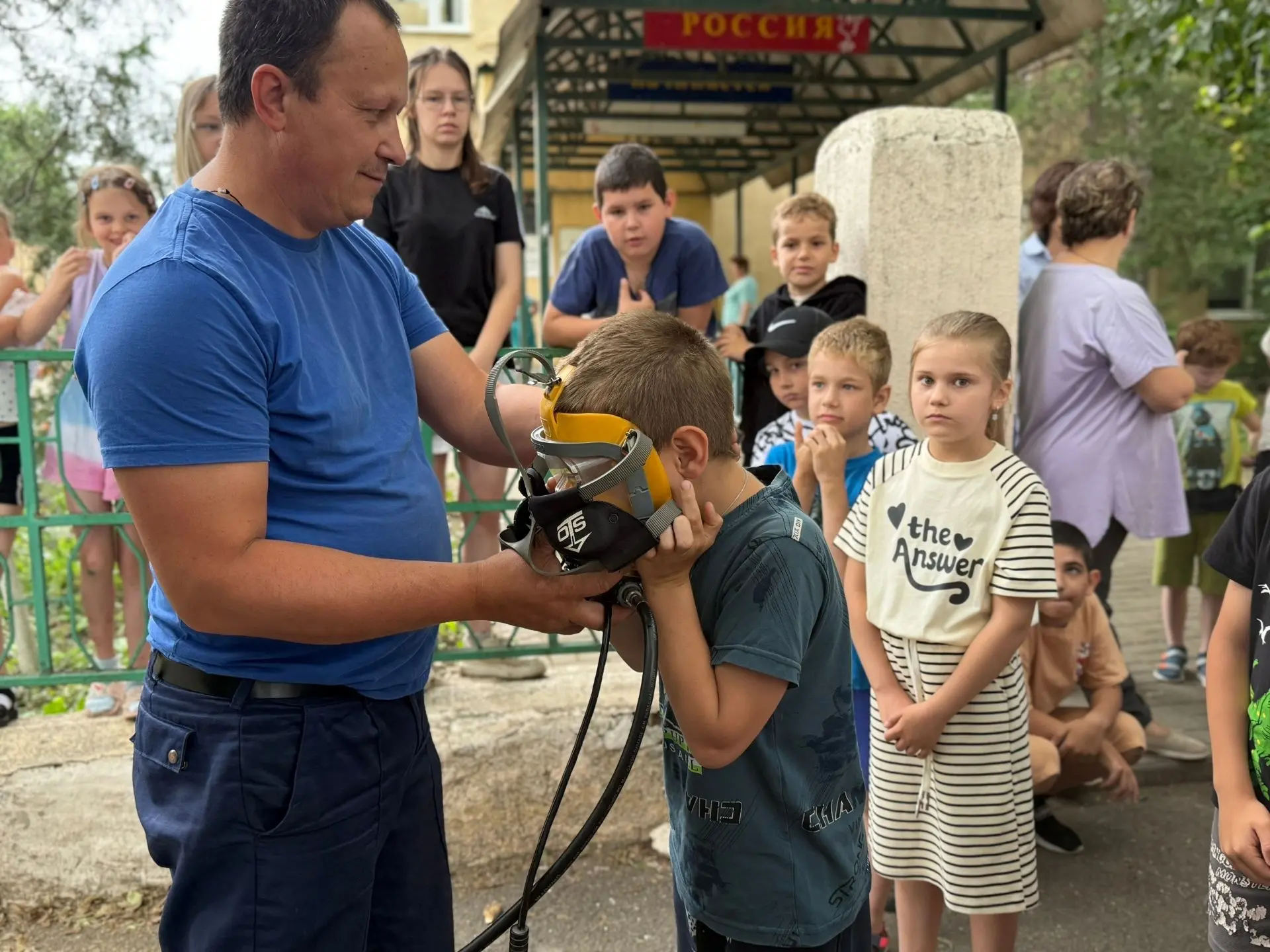 Безопасное лето с Первыми: в гостях лагеря «Содружество» спасатель Пролетарского ПСП
🛟В пришкольном