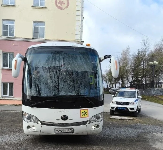 Госавтоинспекторы проверяют общественный транспорт.