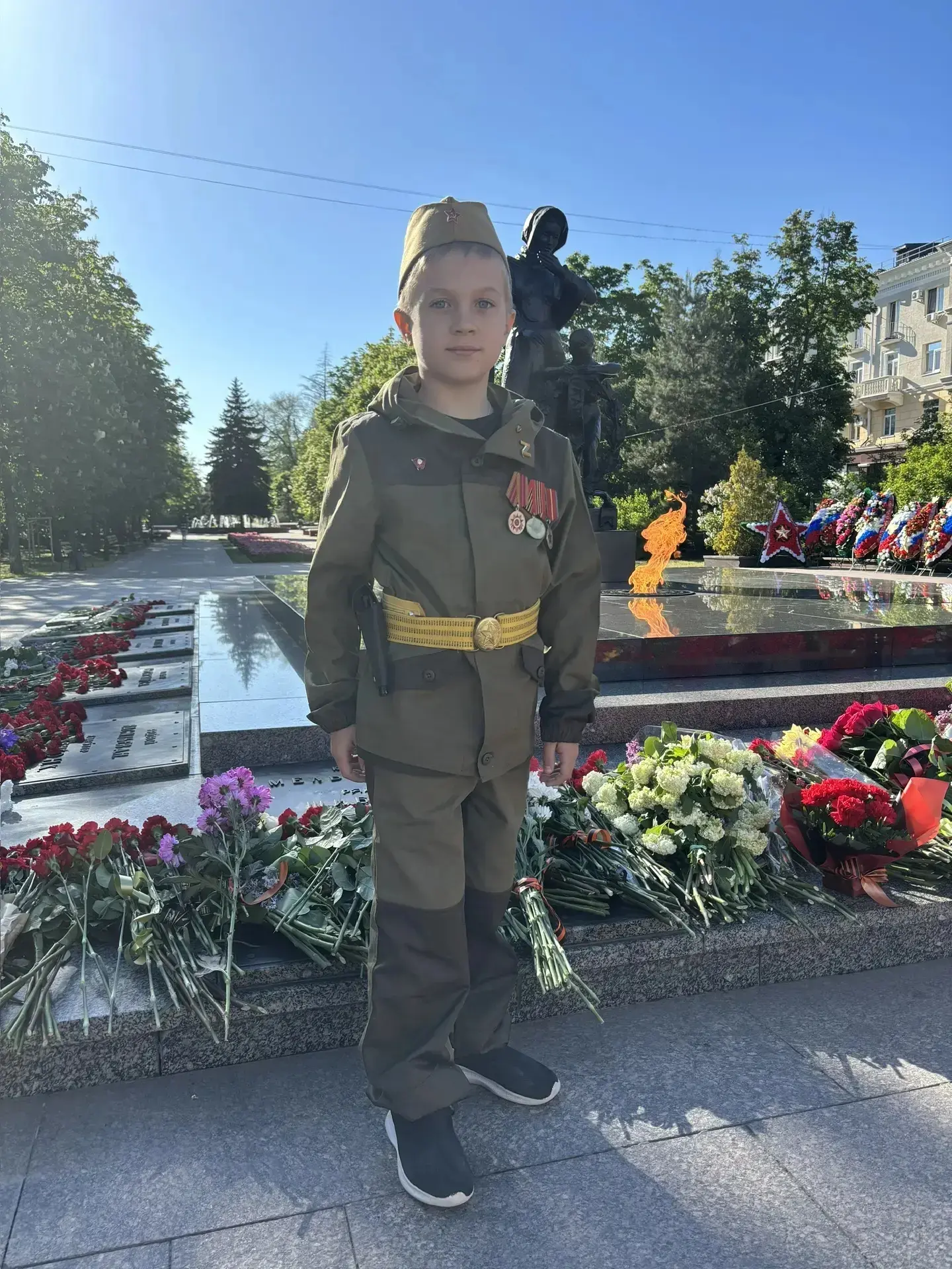 Возложение цветов к памятникам – больше, чем традиция! 👏  Это важный момент воспитания: через такие 