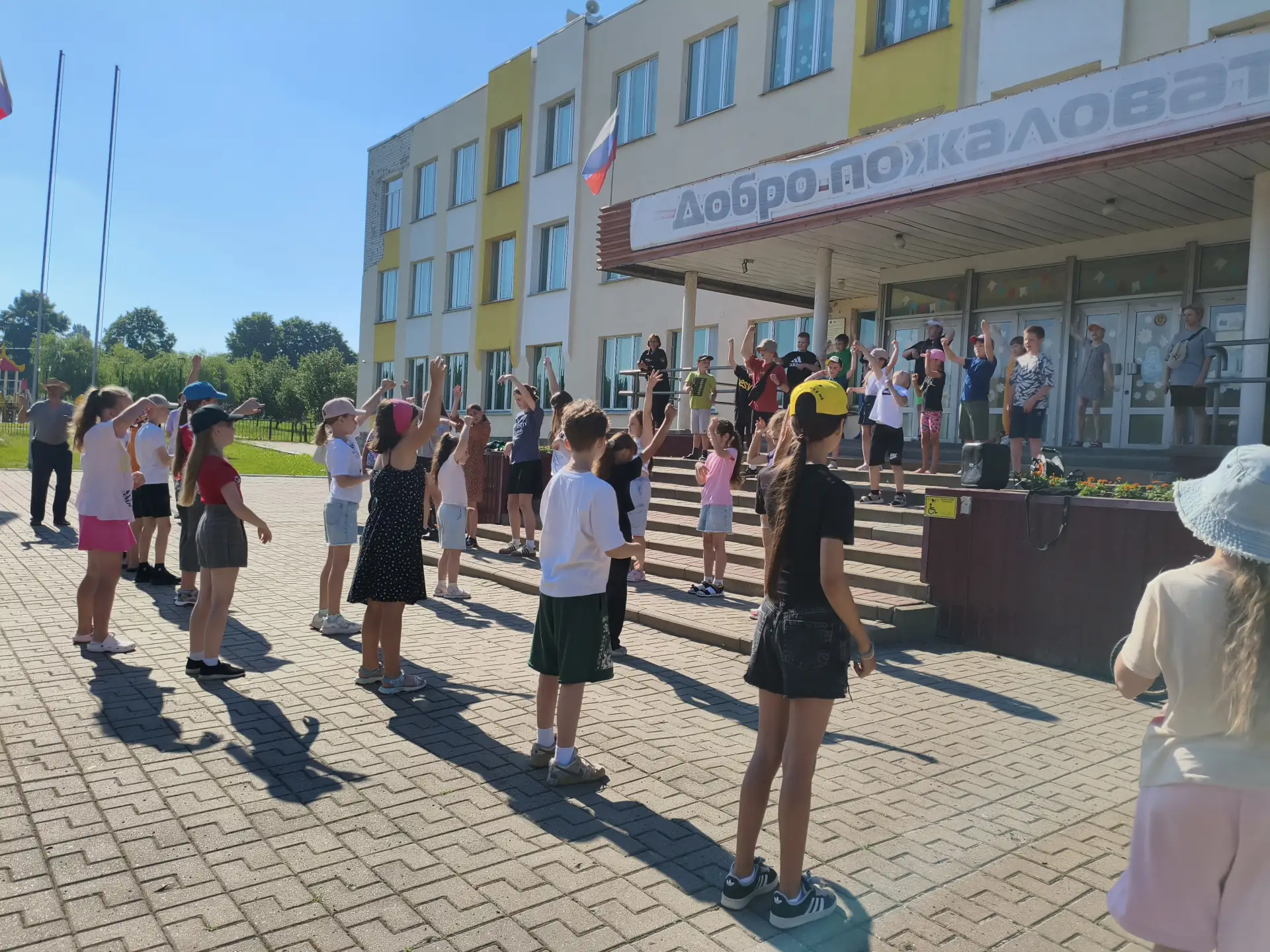 Сегодня 10 июня в лагере «Радуга» - День экологии.
Утро начали с зарядки. На минутке здоровья погово