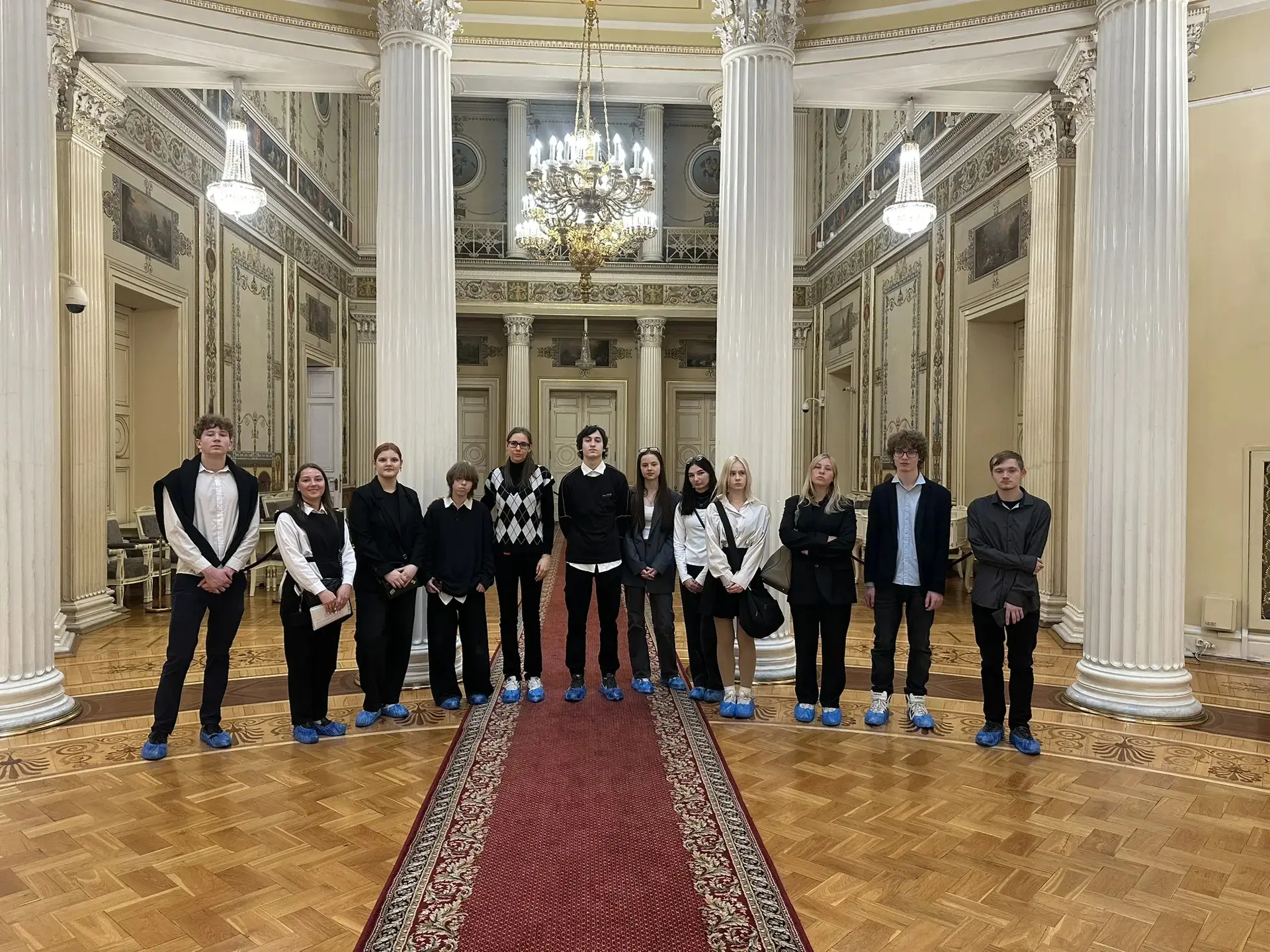 🏛 Погружение в историю и политику: 10Б класс в Мариинском дворце!  22 мая десятиклассники сменили шк