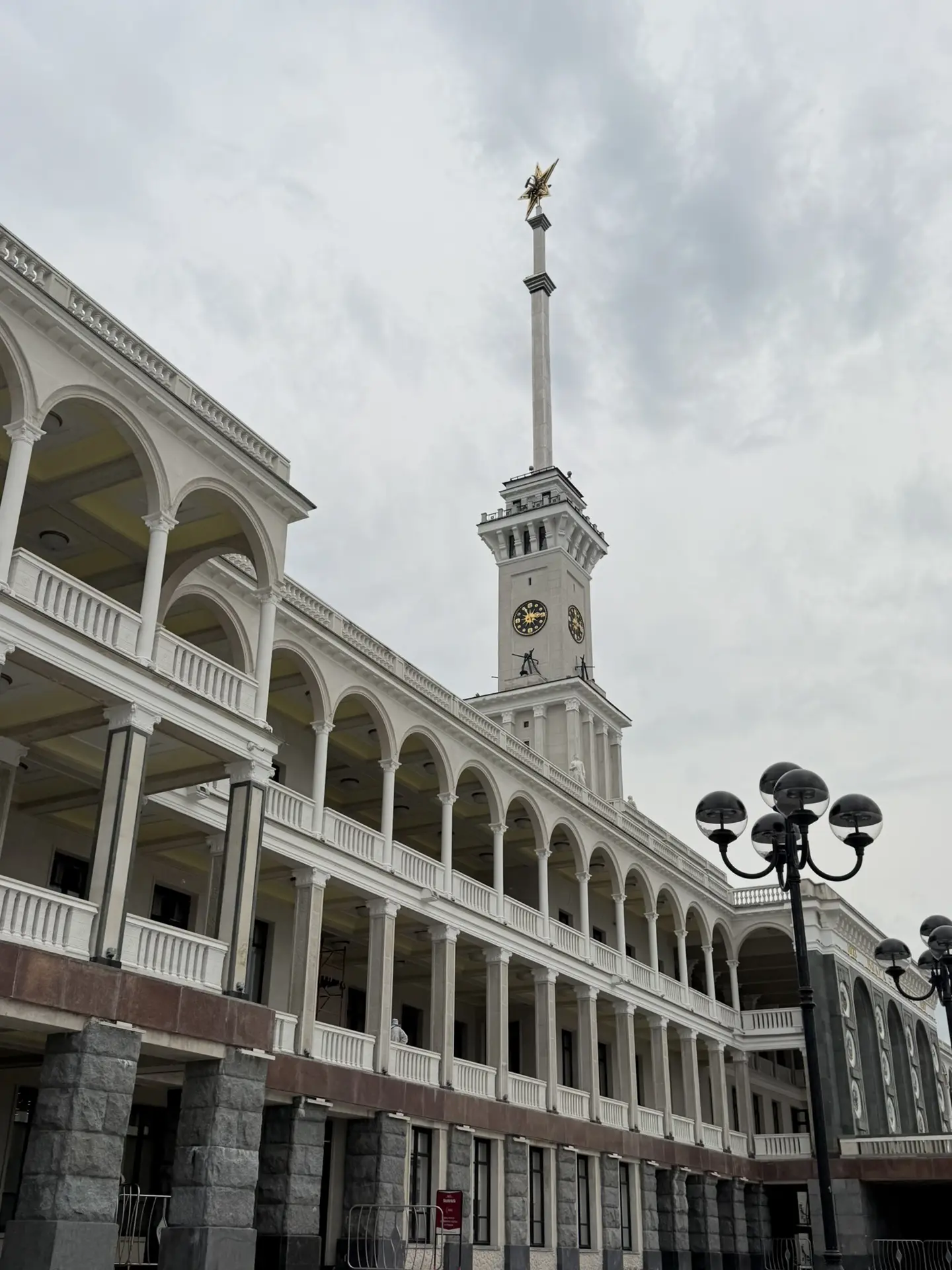 В Москву пришла настоящая летняя жара. Сегодня и в ближайшие дни синоптики обещают температуру до +3