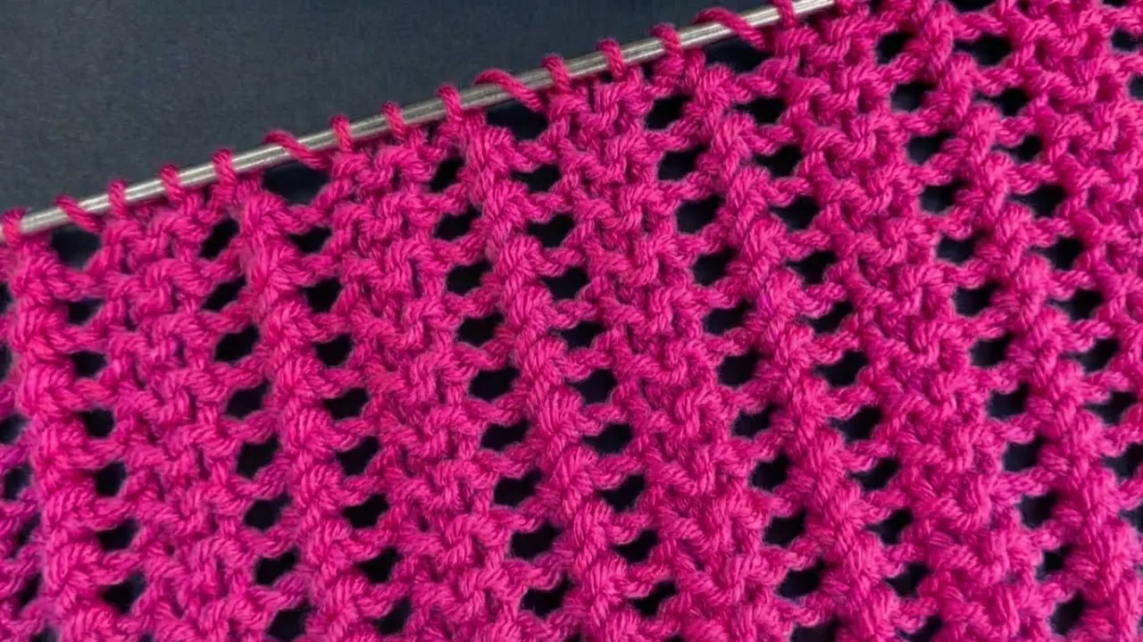 🧶 «КУДРЯВЫЙ АЖУР» — двухсторонний и непоседливый  📌 Воздушный узор с игривым рельефом, одинаково кра