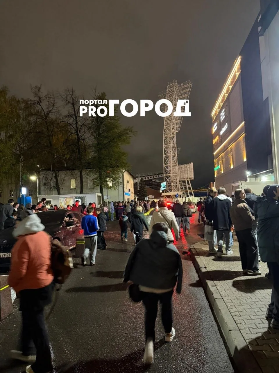 В Ауре пожарная тревога — люди вышли на улицу.