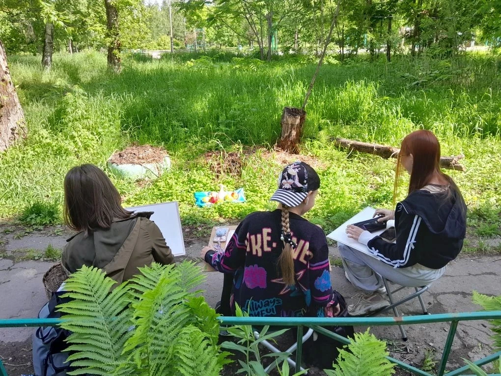 Продолжаем рисовать на солнышке. Сегодня ребята вместе с преподавателем Фоминой В.В. на...