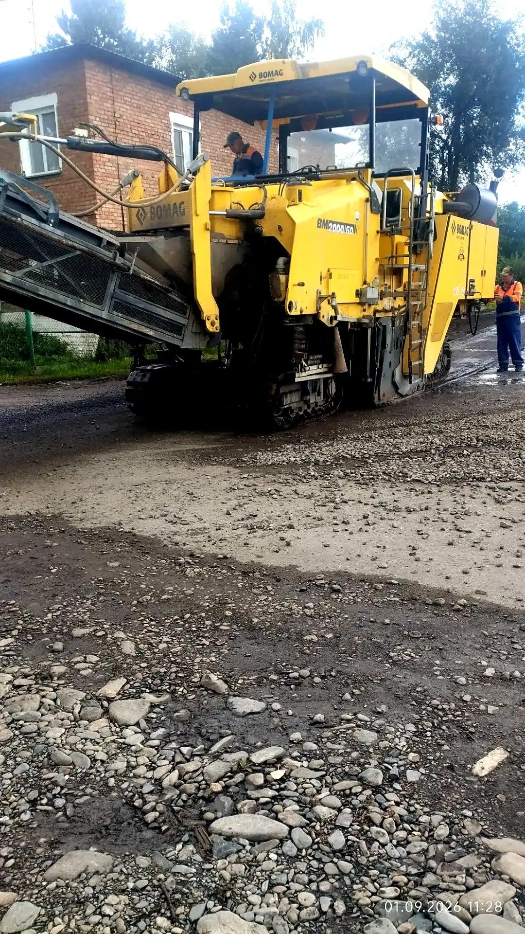 В селе Алтайское продолжается ремонт участка дороги по улице Зои Космодемьянской