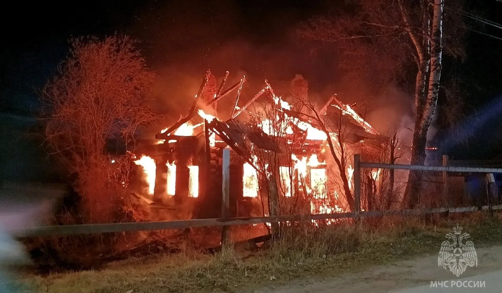 Ночной пожар в Ханты-Мансийске уничтожил частный дом   Сообщение о возгорании частного дома на улице