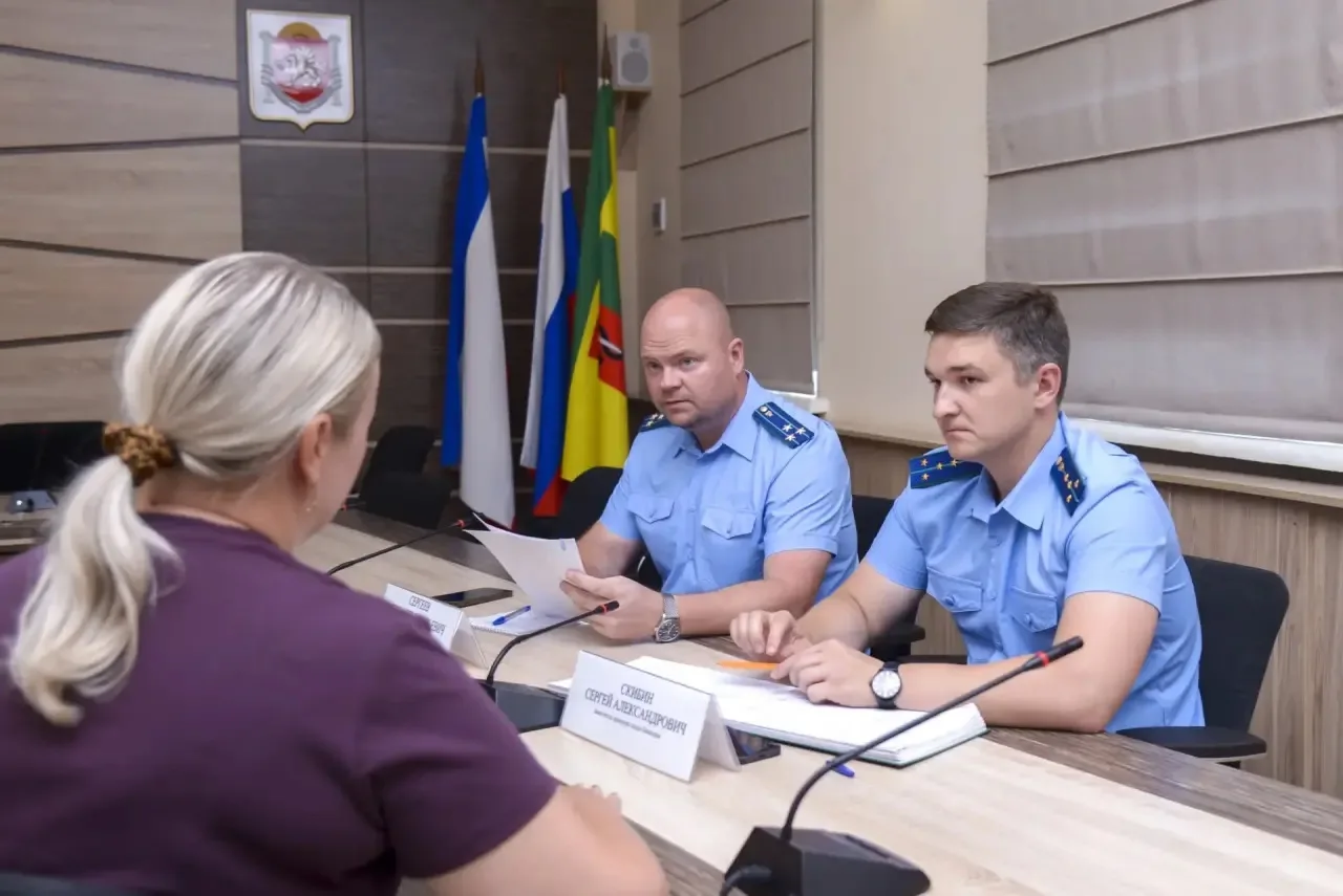 🖊️Приоритет в работе: прокурор города Евпатории Александр Сергеев провел выездной прием граждан.

Н