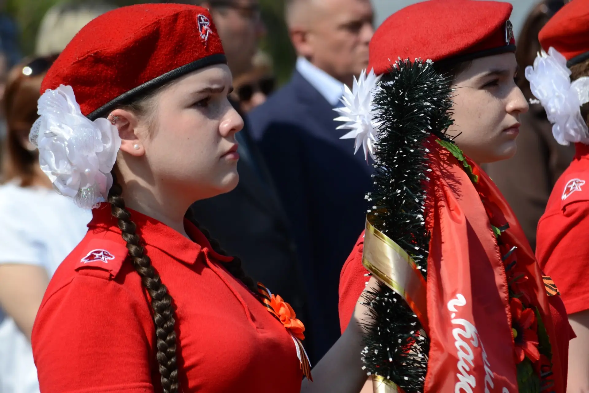 🌟 Сегодня юнармейцы стали участниками важной патриотической традиции — церемонии возложения венков и