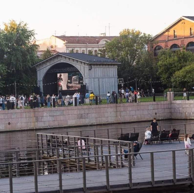 🎬 Кино под открытым небом возвращается в «Новую Голландию» в Санкт-Петербурге.