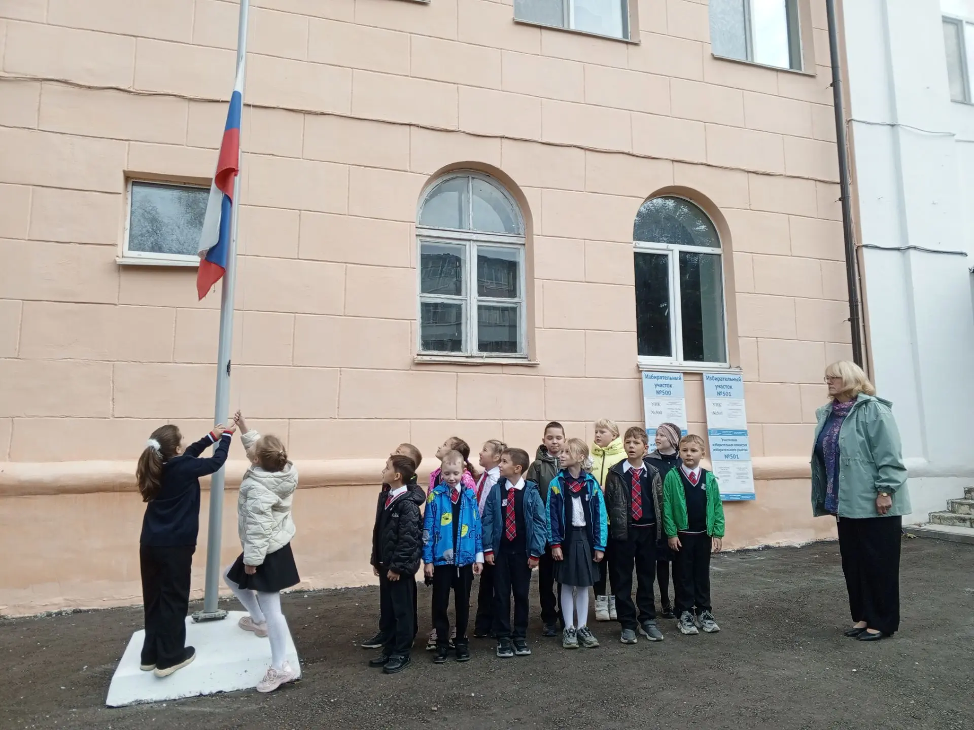 Торжественное утро в нашей школе началось с поднятия флага Российской Федерации — по до...
