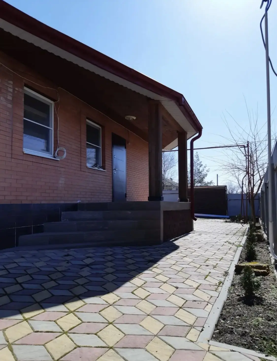 Продаю дом 160 кв. м. С ремонтом , мебелью и техникой , двор  плитка, два въезда для ма...