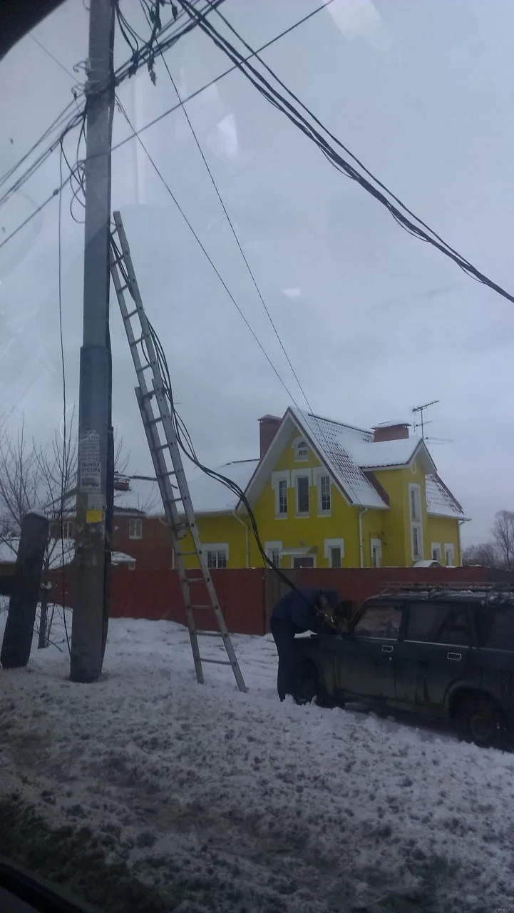 Прикуривает?)