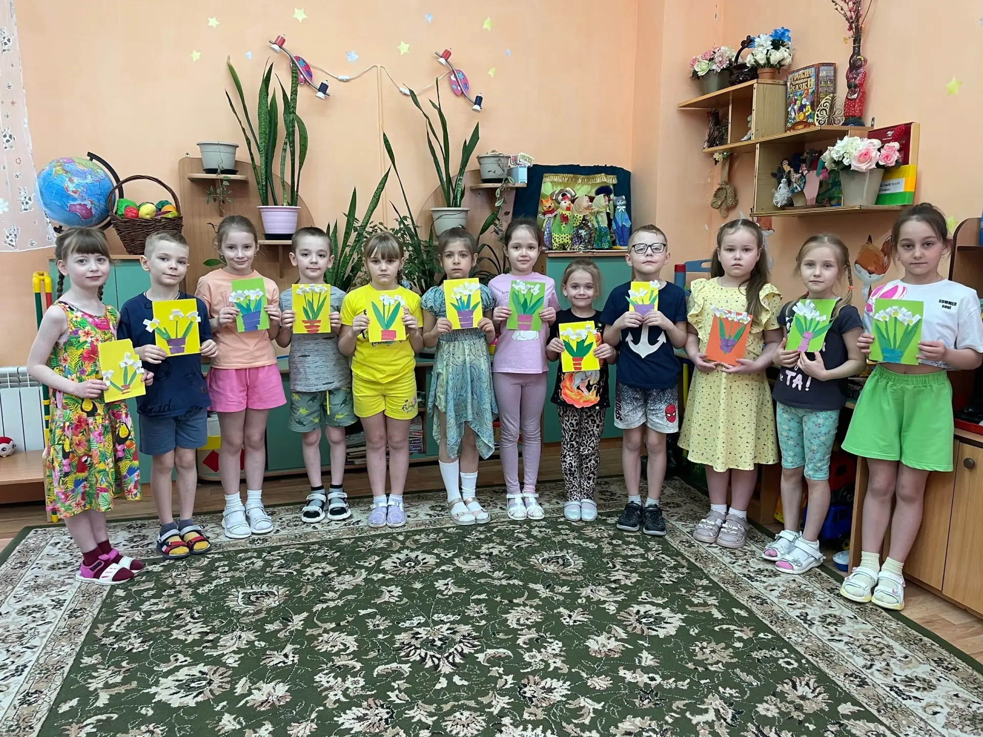 Я — цветочек не парадный,
Но весёлый и нарядный,
Жёлтый или белый,
Как подснежник смелый.
Я мороза н
