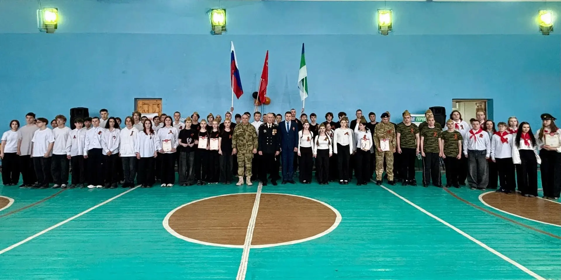 «Салют Победе»: строй, песня и память!

В преддверии 9 Мая в Сосногорском технологическом техникуме 