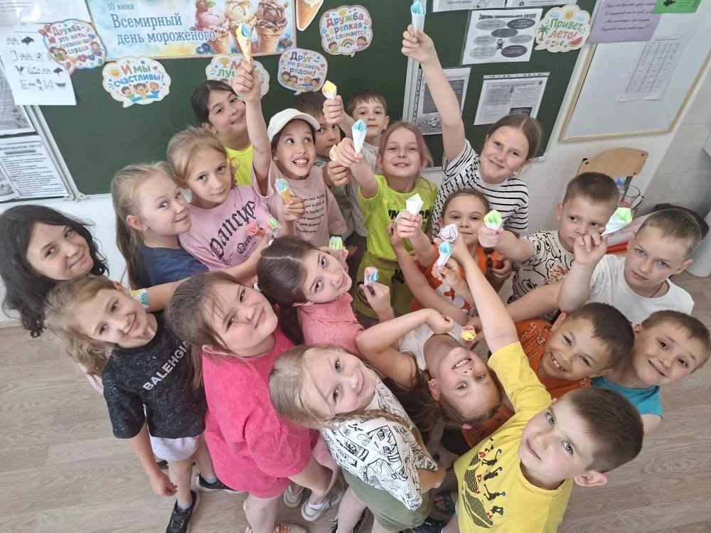 В ПРИШКОЛЬНОМ ЛАГЕРЕ «ФОТОН» ПРОШЁЛ ВСЕМИРНЫЙ ДЕНЬ МОРОЖЕНОГО 🍦😋🎉

Сегодня, 10 июня, во втором от