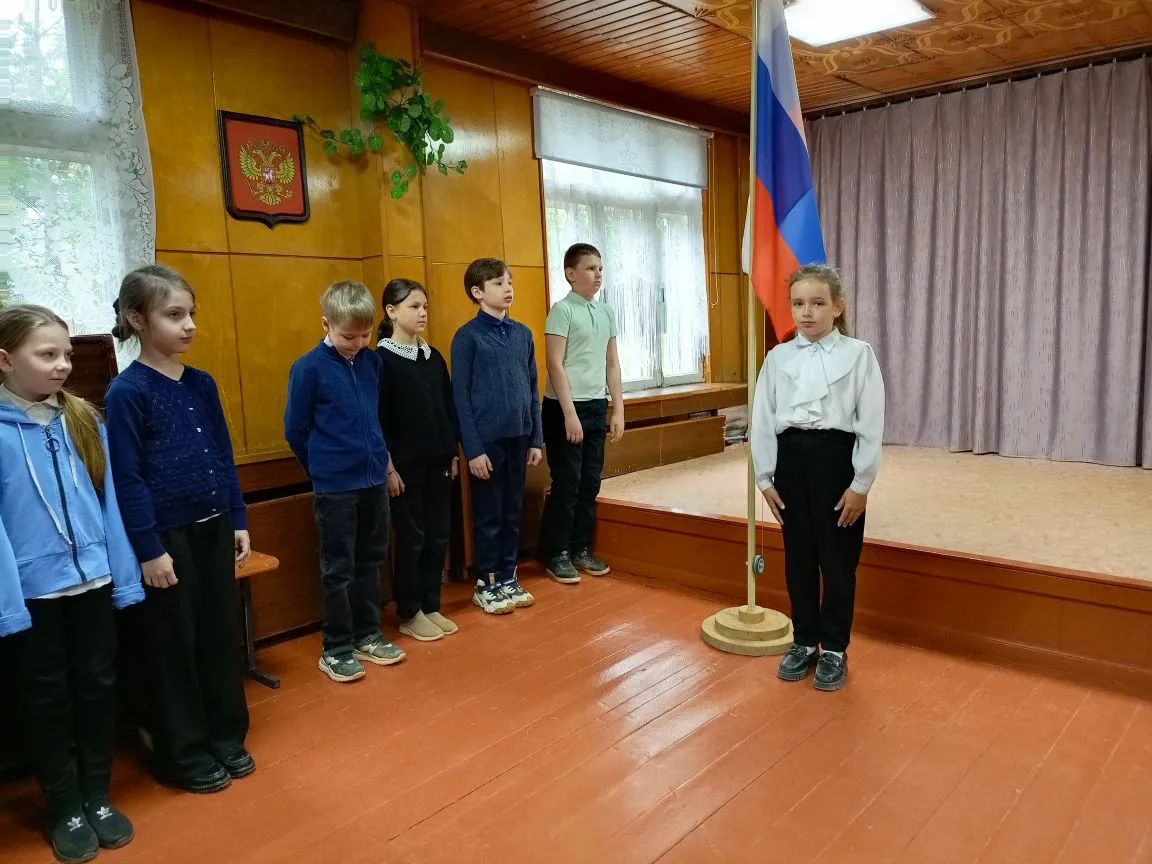 🇷🇺Сегодня 18 мая, после торжественной линейки на "Разговорах о важном", обсуждалась т...