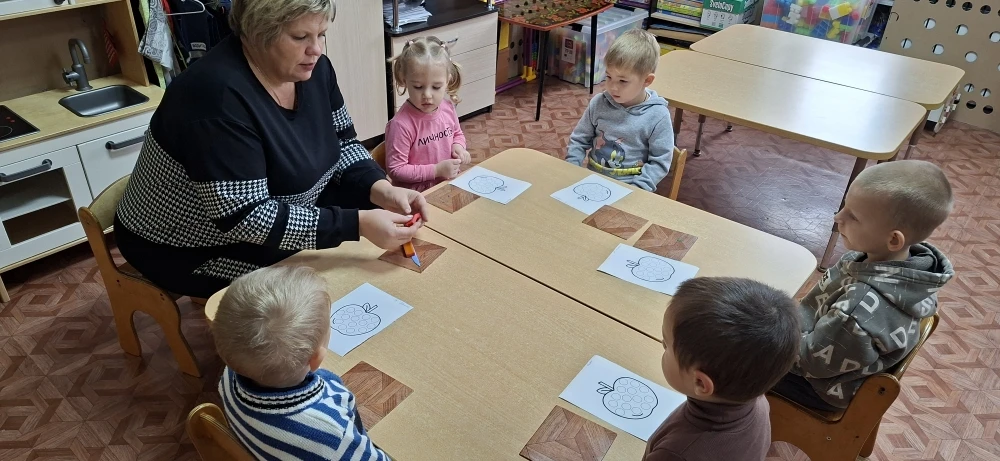🍎 Яблочко из пластилина: творчество и ловкость пальчиков! 🍎