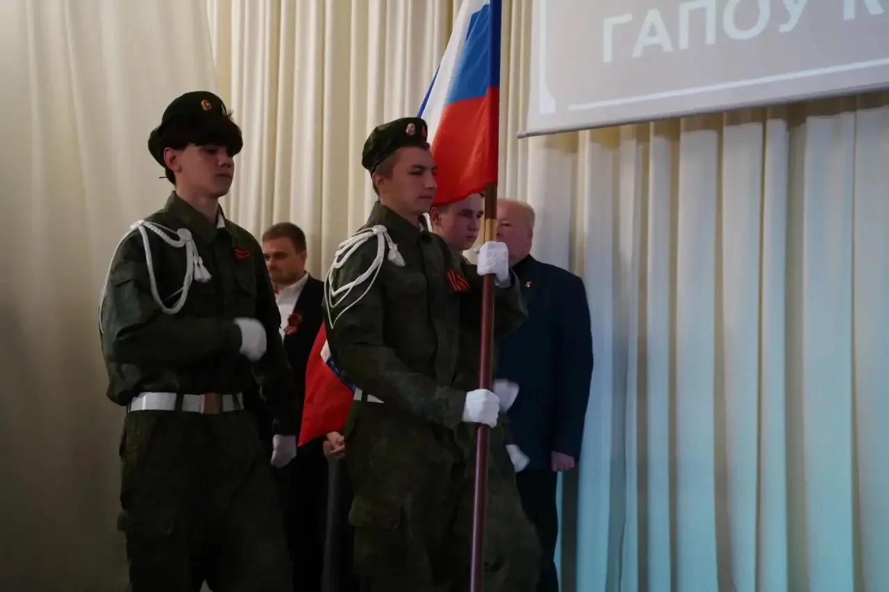 🇷🇺 11 мая начали рабочую неделю с проведения Торжественной линейки, посвященной церемонии вноса Госу