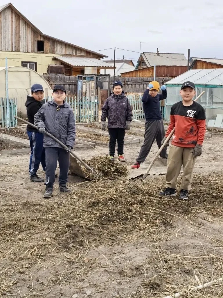Учащиеся 5 «Б» и 1 «Б» классов вместе с родителями поздравили семью Еременко — Николая Федоровича и 
