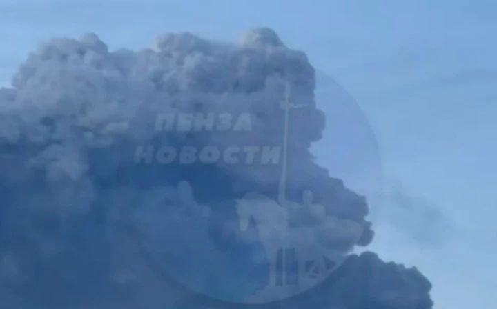 В результате атаки БПЛА произошел пожар на складе WB в Пензе. 

Эвакуировано около 200 сотрудников. 