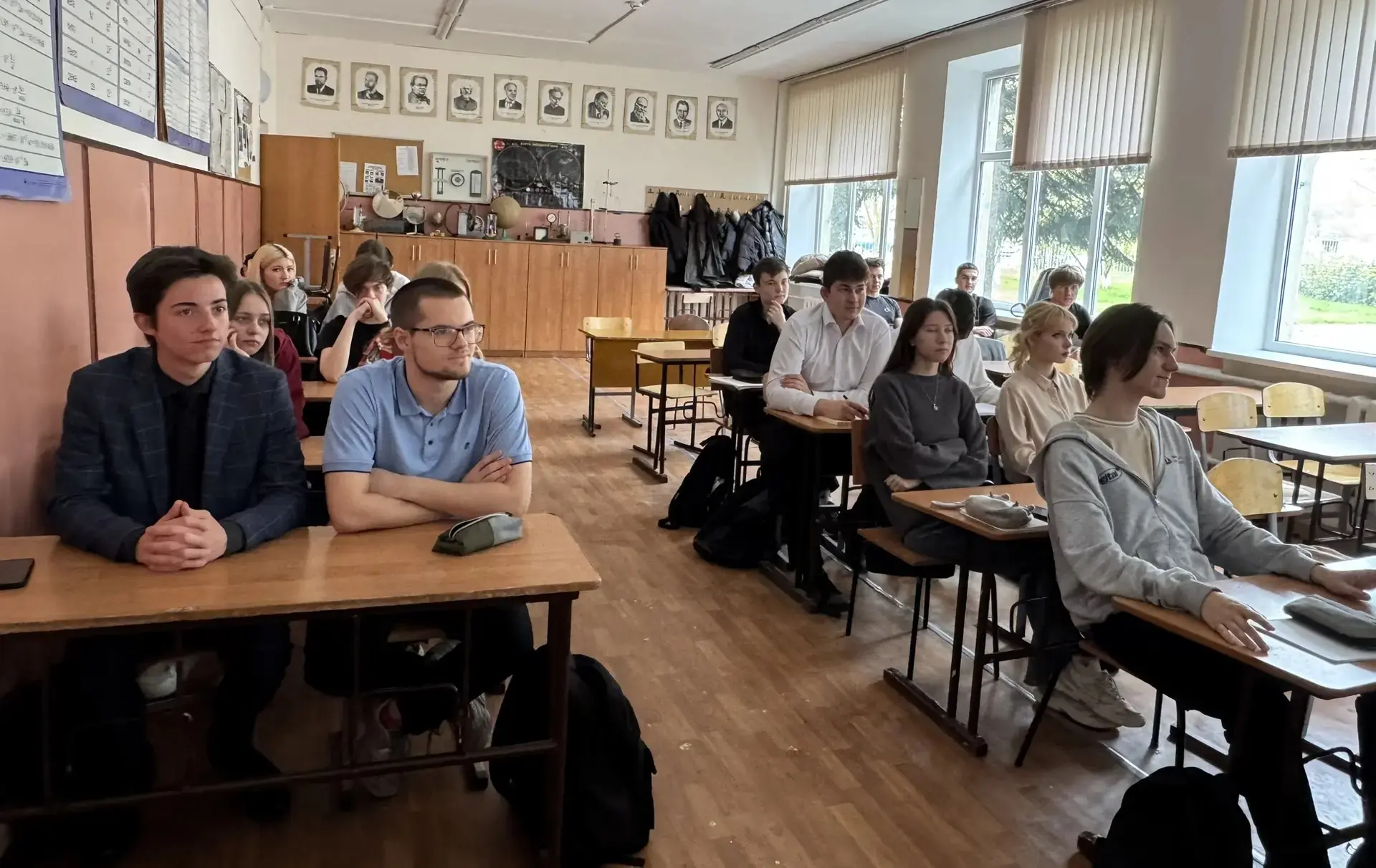 ✏️ 📻 «Поехали!» в мир связи: День радио на уроке физики!  День радио – профессиональный праздник люд