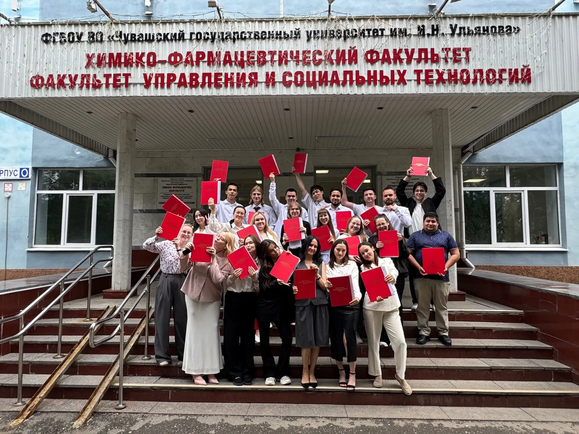 Молодые, красивые, дипломированные😍

Все больше выпускников Чувашского госуниверситета защищают сво