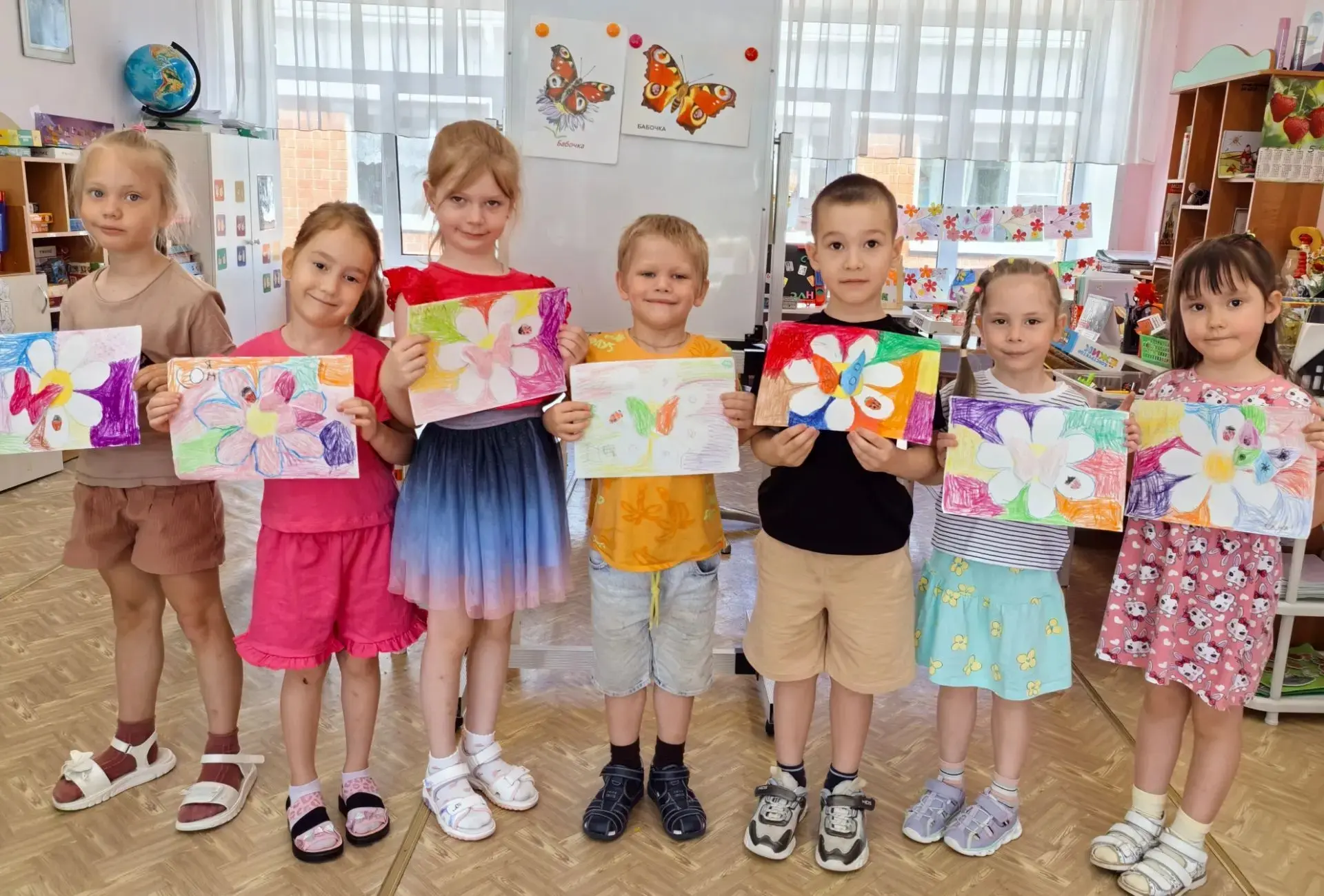 ✨ В нашем детском саду сегодня порхали бабочки! ✨

Дети дали волю фантазии: раскрашивали крылышки, п