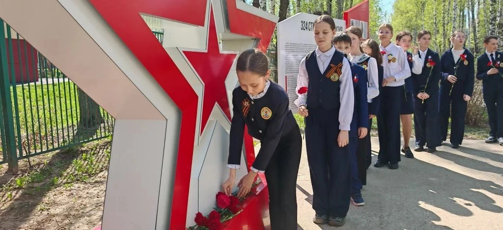 🇷🇺 В преддверии 9 Мая в нашей школе прошло торжественное возложение цветов к стеле «Боевой путь 324-