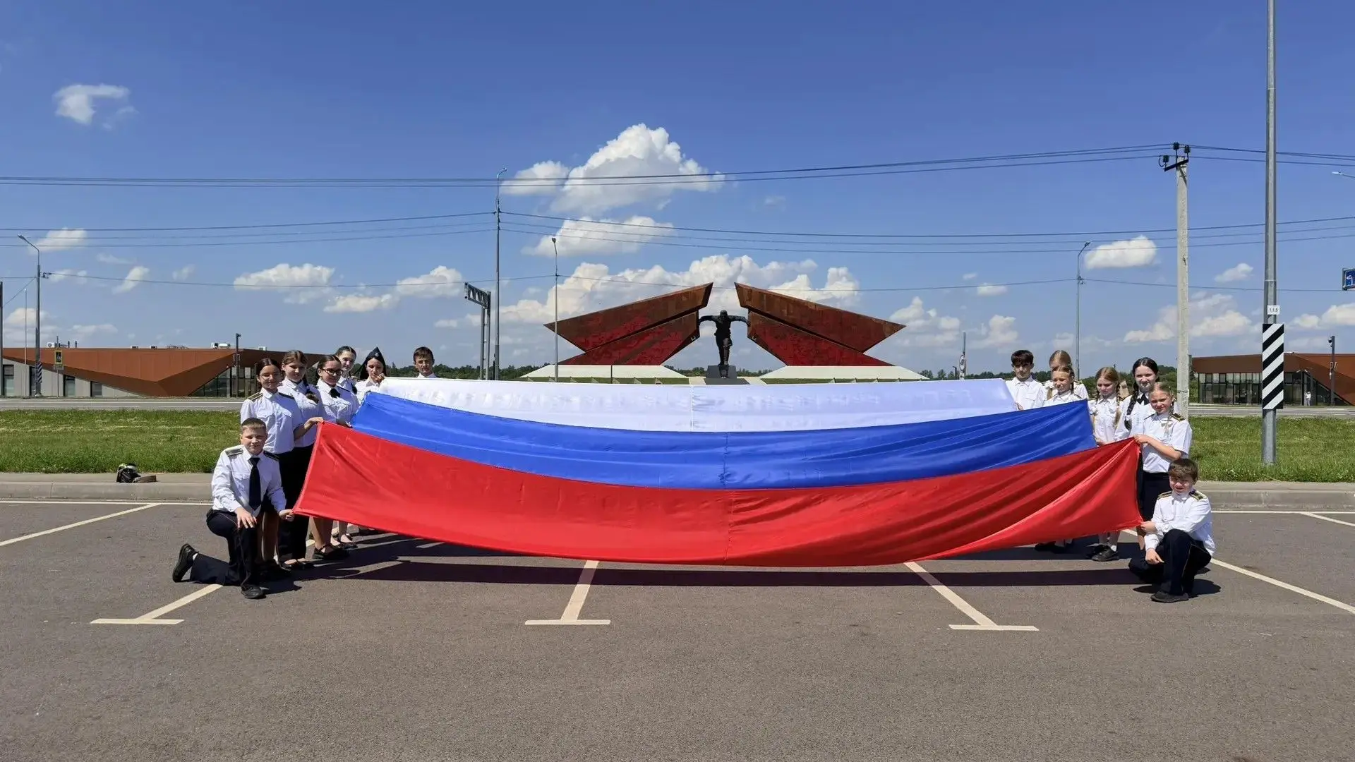 🇷🇺В День России офицеры регионального следственного управления совместно с кадетами ведомства посе