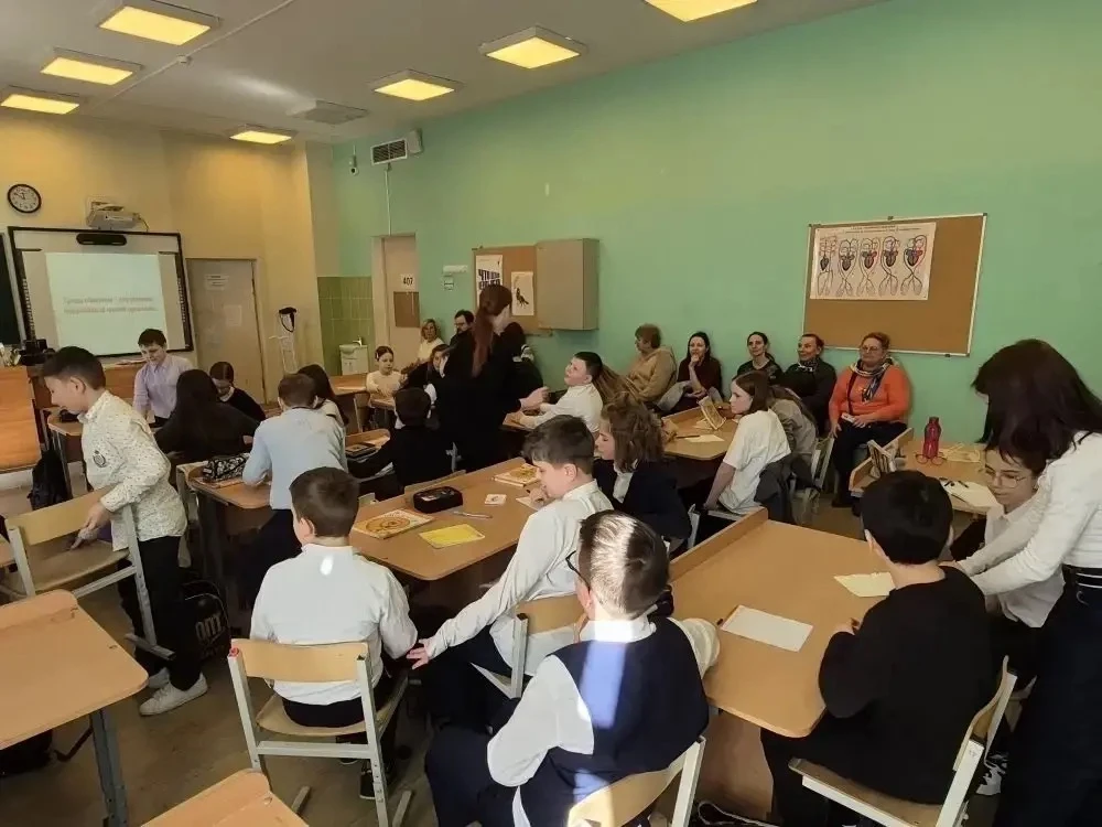 💥ТРИ КОРПУСА — ОДНА ДРУЖНАЯ ШКОЛА  Наша школьная семья открыла двери сразу в трёх корпусах — на Боль