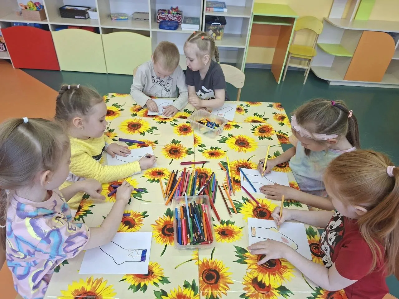 ✨ Один день группы "Клубничка"✨ 
В нашей старшей группе прошёл день, полный творчества и дружбы! 🎨
