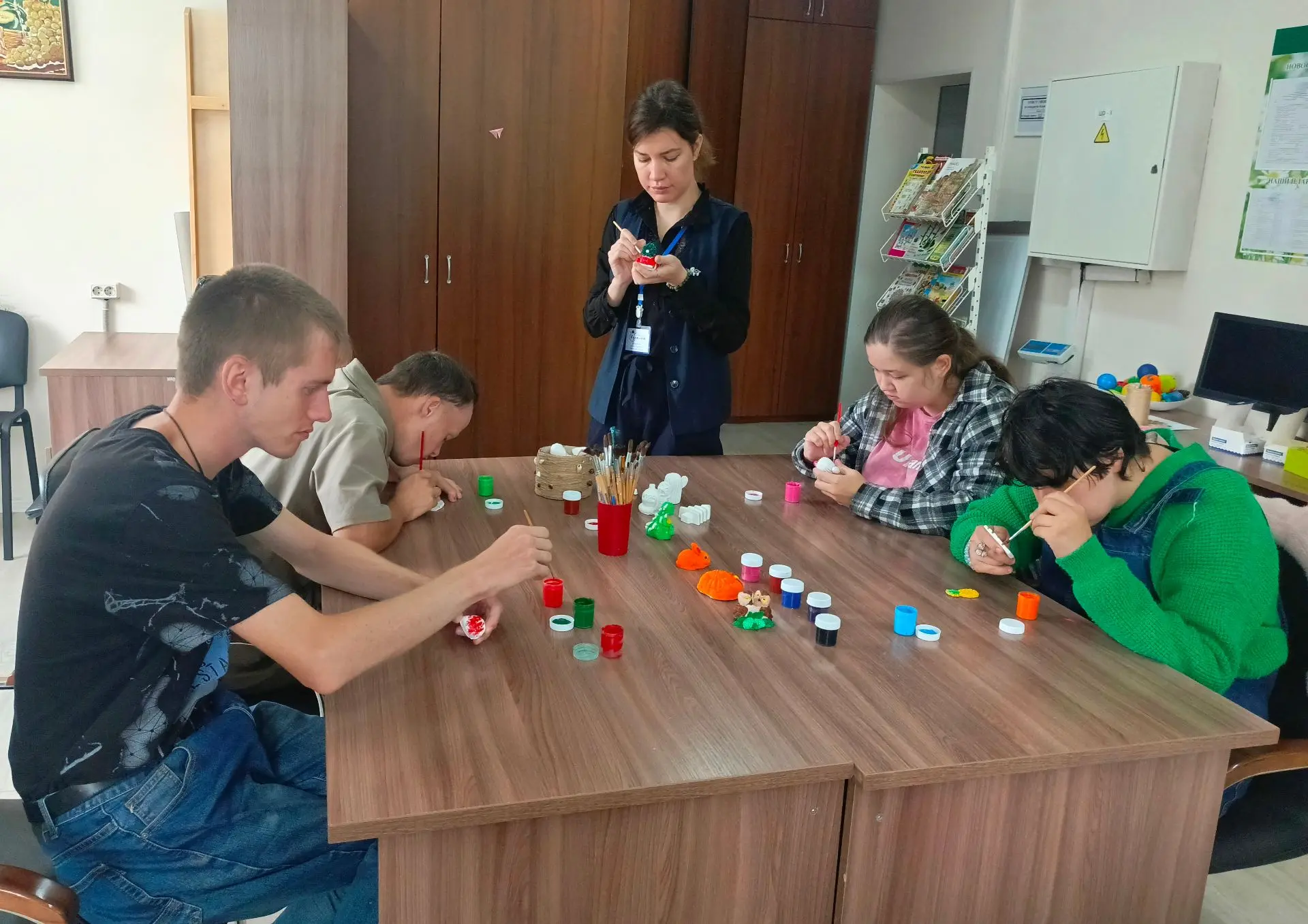 🎨Сегодня в отделении дневного пребывания,  с целью развития творческих способностей, р...