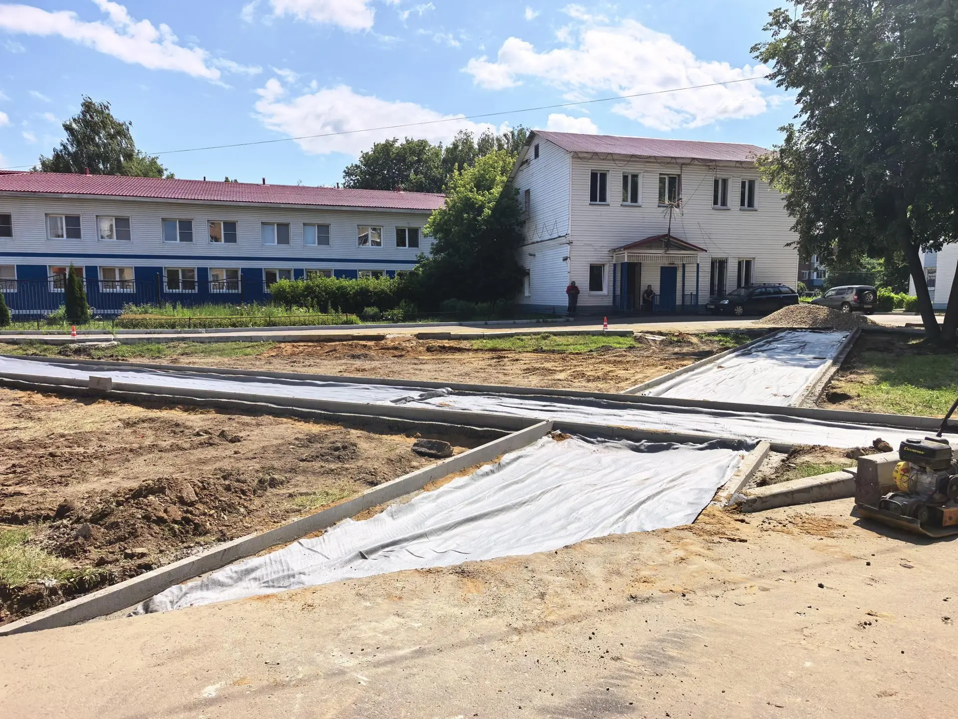 В микрорайоне Юбилейный в Серебряных Прудах асфальтируют стихийно образованные тропы 
В Серебряных П