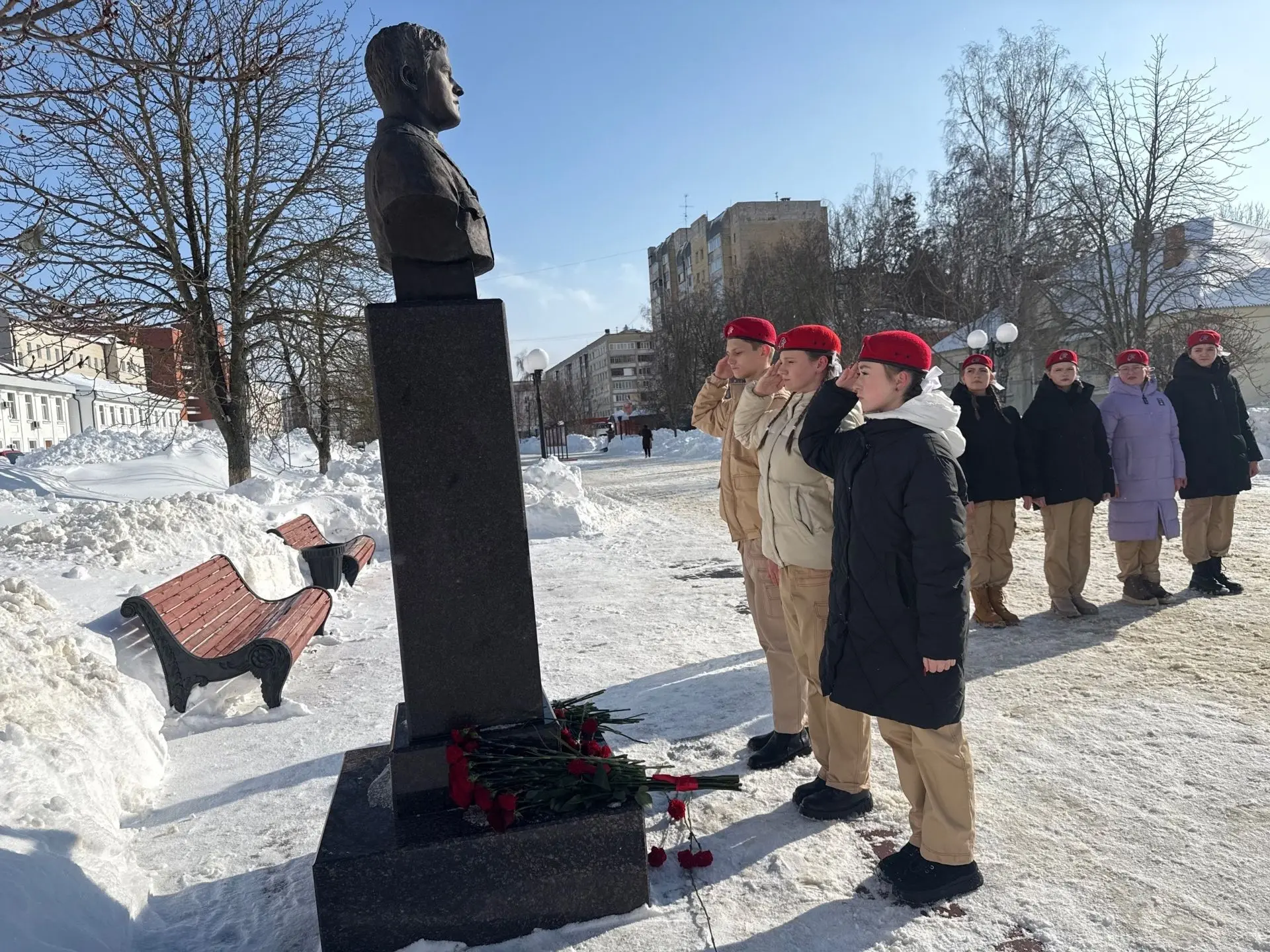 ПАМЯТЬ ЖИВЁТ В СЕРДЦАХ❤️🫡В преддверии Дня защитника Отечества, юнармейцы отряда "Крылатая гвардия" и