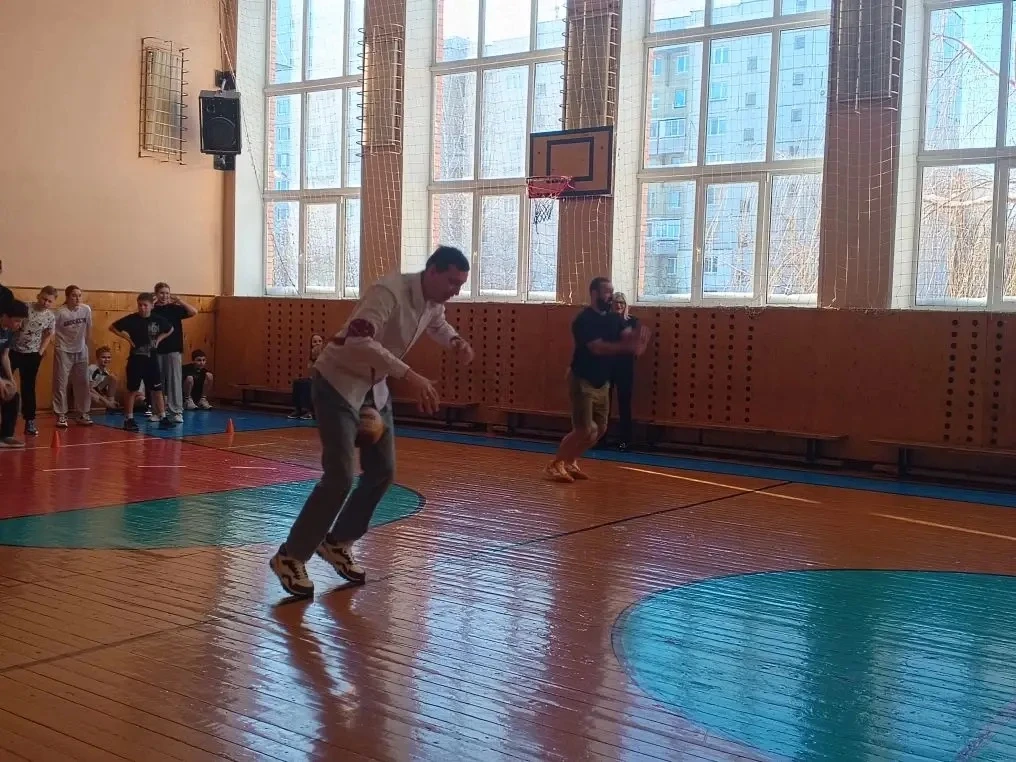 Спортивный праздник «Вместе с отцом — я молодцом!» прошел на ура! 💪  Вчера в стенах нашей школы было