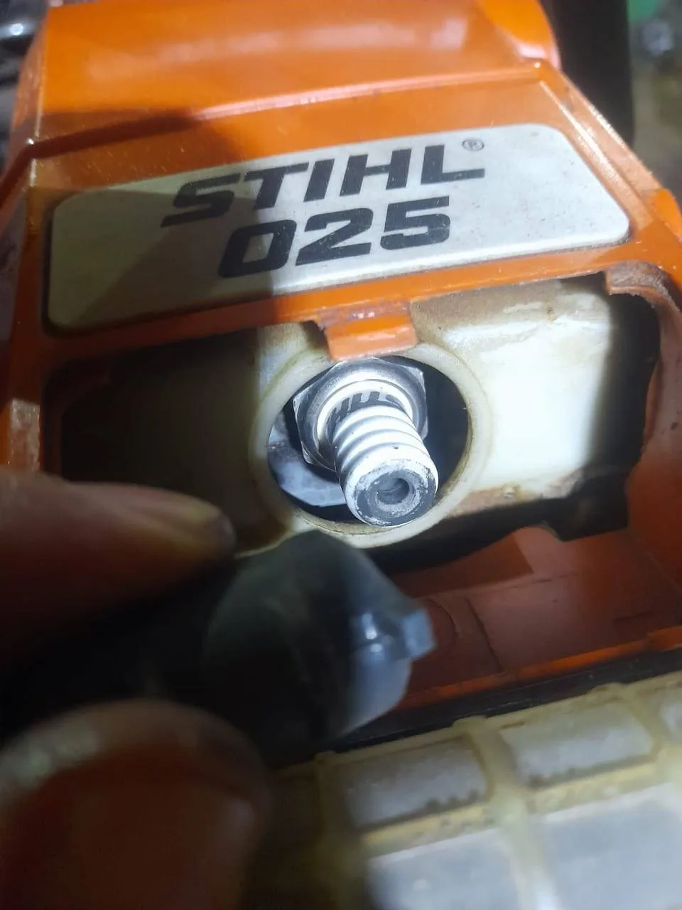 Именно эти свечи выпускаемые под брендом STIHL имеют такую болезнь. Это не первая свеча.