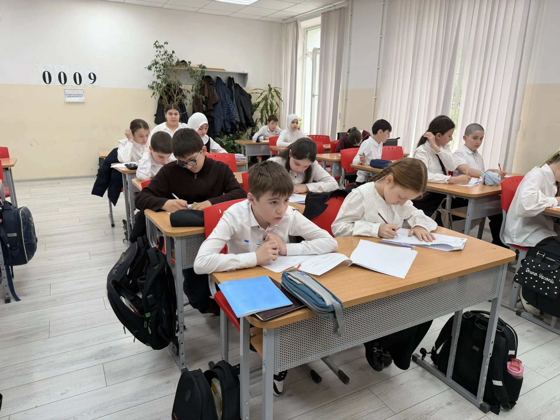 Сегодня пишем ВПР по математике. Тишина в классе такая, что слышно, как «икс» ищут. Главное — не най
