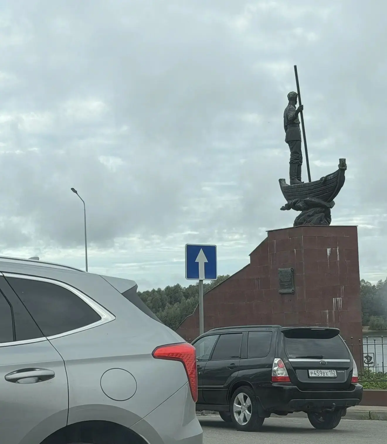 На низу у памятника, поставили знак одностороннее движение. Будьте внимательны!
